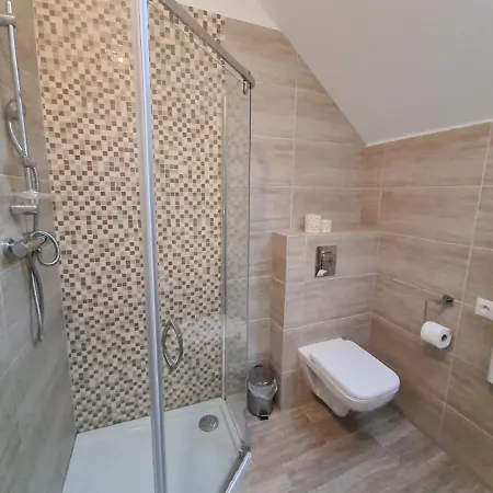 Komarno Ii * 옐레니아구라