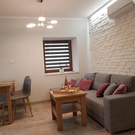 Komarno Ii 아파트 옐레니아구라